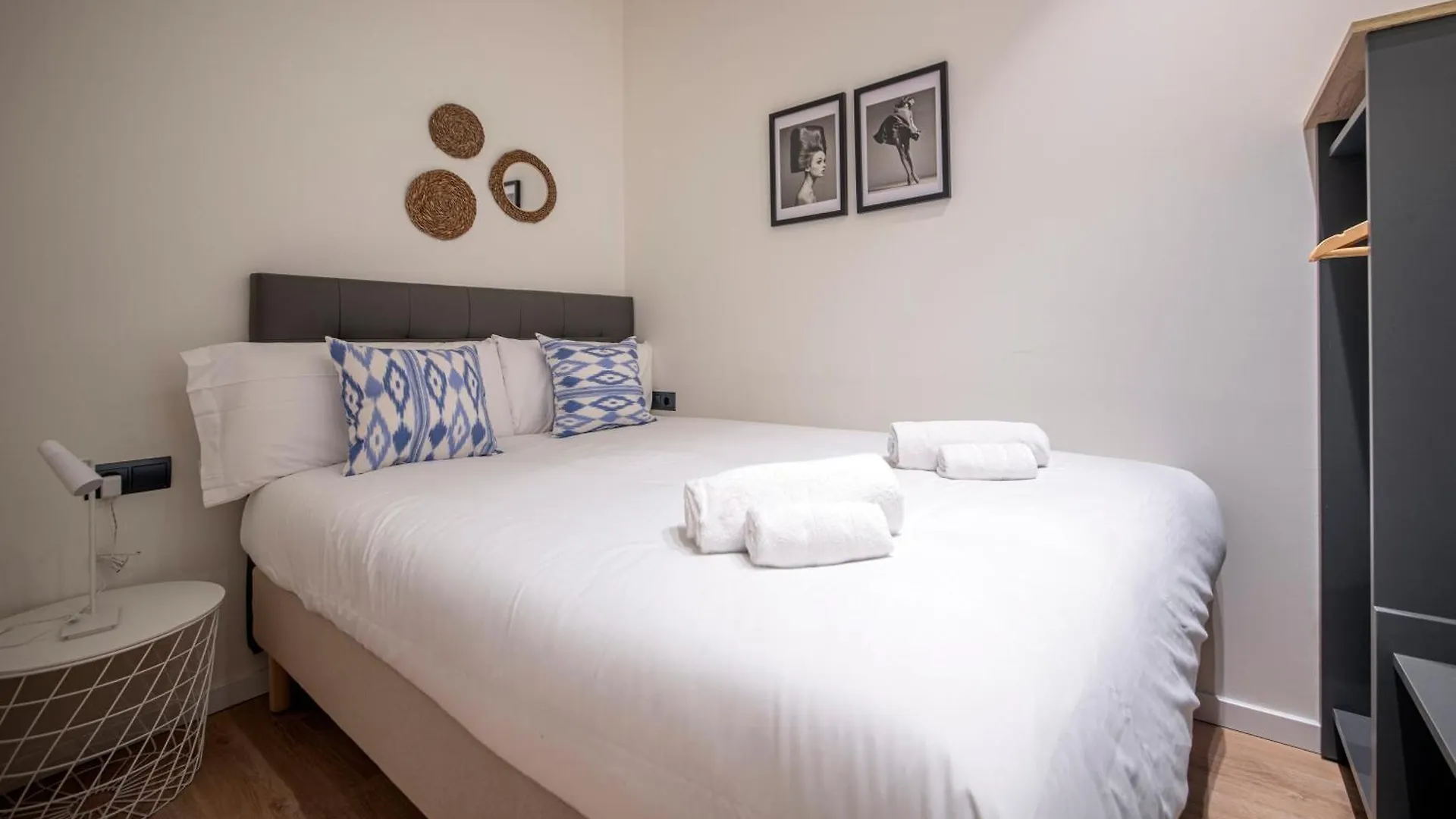 Apartamento De Cuatro Dormitorios En Carrer Diputacio Barcelona 0*,