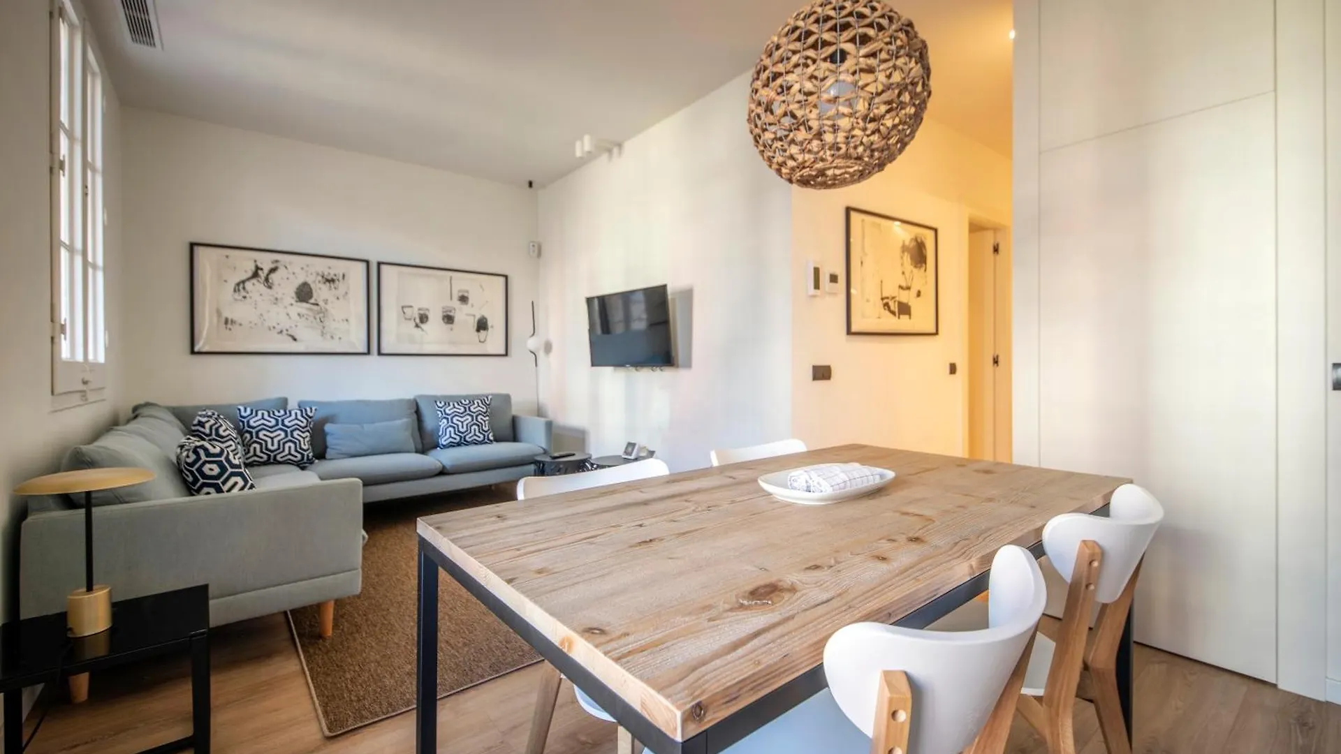 Apartamento De Cuatro Dormitorios En Carrer Diputacio Barcelona Spain