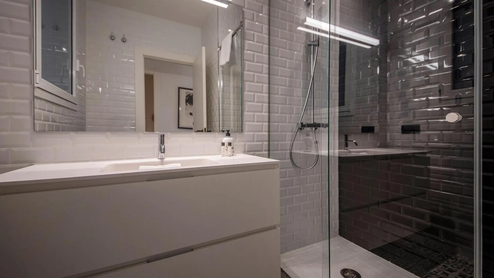 Apartamento De Cuatro Dormitorios En Carrer Diputacio Barcelona 0*,  Spain
