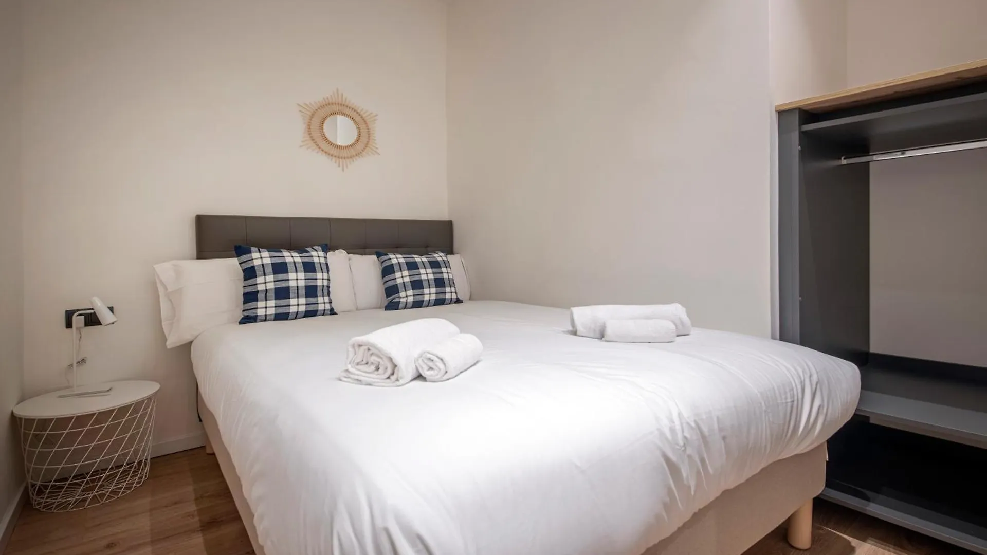 Apartamento De Cuatro Dormitorios En Carrer Diputacio Barcelona Apartment